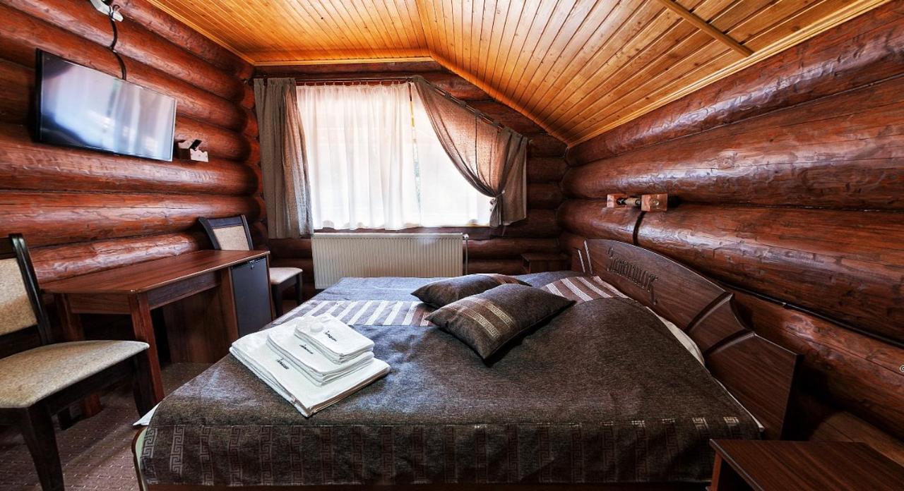 Zatyshok Hotell Svaljava Exteriör bild