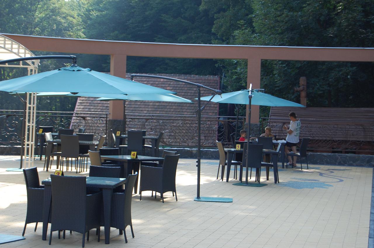 Zatyshok Hotell Svaljava Exteriör bild