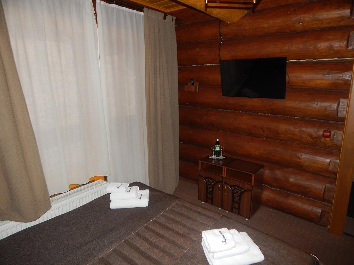 Zatyshok Hotell Svaljava Exteriör bild