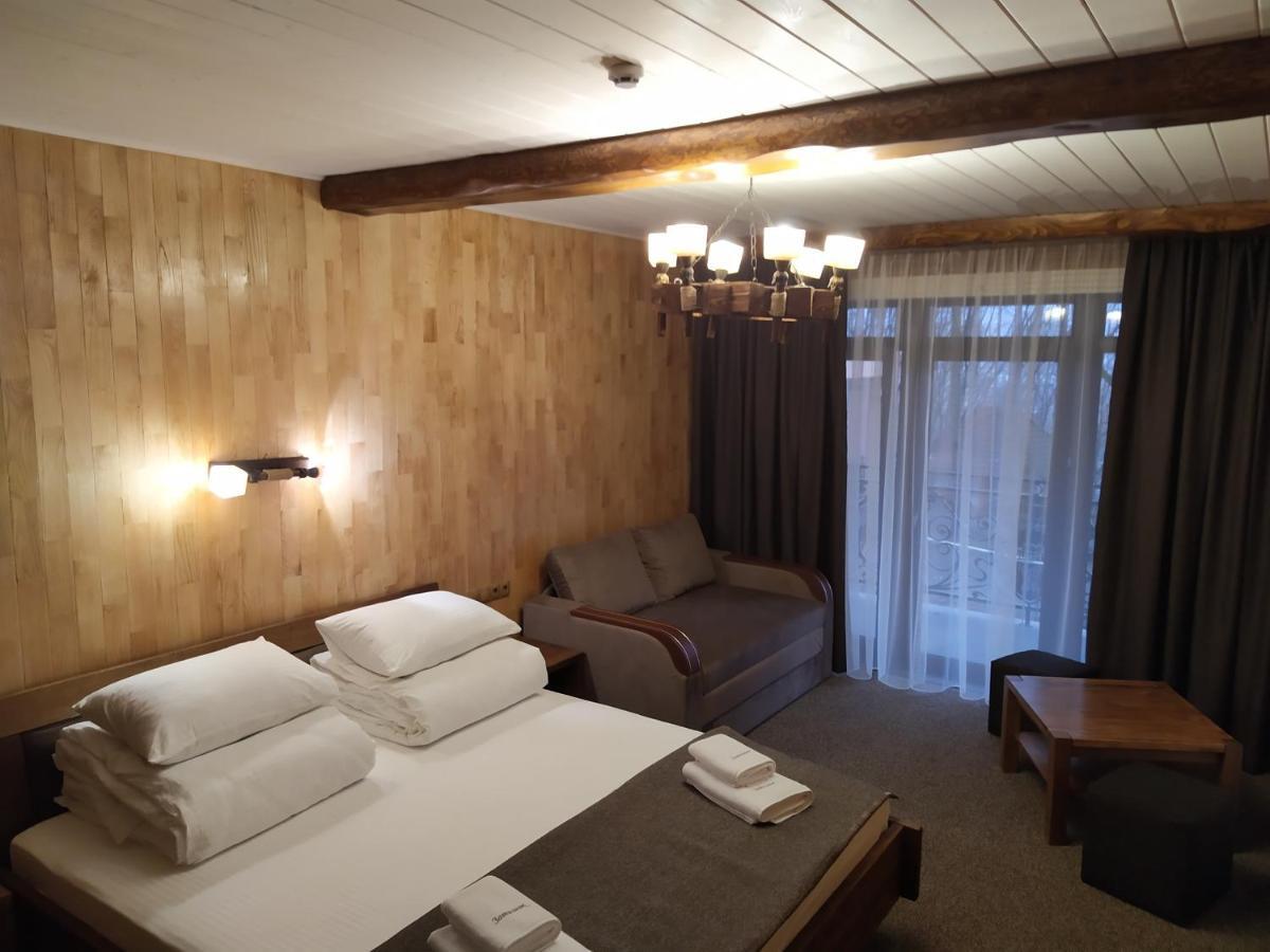Zatyshok Hotell Svaljava Exteriör bild